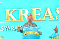 Kapolres Sumenep AKP Rivanda saat menerima penghargaan (Foto:Humas).