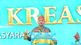 Kapolres Sumenep AKP Rivanda saat menerima penghargaan (Foto:Humas).