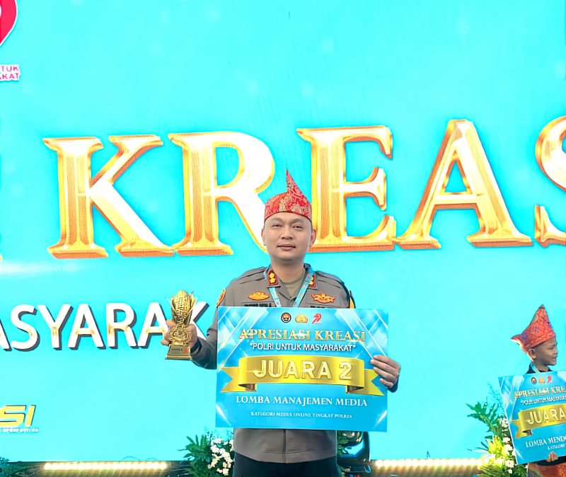 Kapolres Sumenep AKP Rivanda saat menerima penghargaan (Foto:Humas).