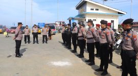 Kabag Ops Polres Sumenep, AKP Junaedi, saat memimpin Apel Keberangkatan  Patroli Safari Kepulauan di Pelabuhan Kalianget (Foto:Humas).