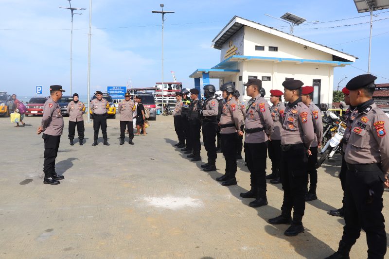 Kabag Ops Polres Sumenep, AKP Junaedi, saat memimpin Apel Keberangkatan  Patroli Safari Kepulauan di Pelabuhan Kalianget (Foto:Humas).
