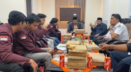 BEM Universitas Wiraraja saat audiensi dengan DPRD Sumenep menyampaikan mosi tidak percaya (Foto:DetakIndo).