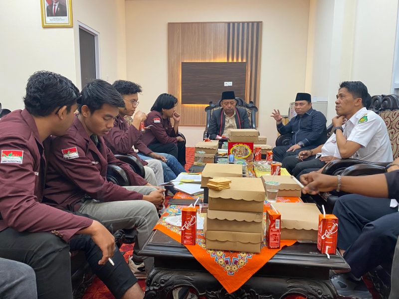 BEM Universitas Wiraraja saat audiensi dengan DPRD Sumenep menyampaikan mosi tidak percaya (Foto:DetakIndo).