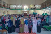 Sesi foto bersama  Pemateri, dengan peserta Seminar usai acara di Aula Universitas Annuqayah (Foto:DetakIndo)