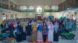 Sesi foto bersama  Pemateri, dengan peserta Seminar usai acara di Aula Universitas Annuqayah (Foto:DetakIndo)