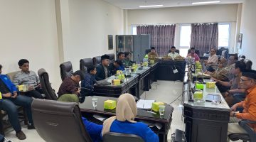 Suasana audiensi Aliansi BEM se-Kabupaten Sumenep bersama DPRD dan sejumlah OPD membahas polemik data bansos. DetakIndo.com 