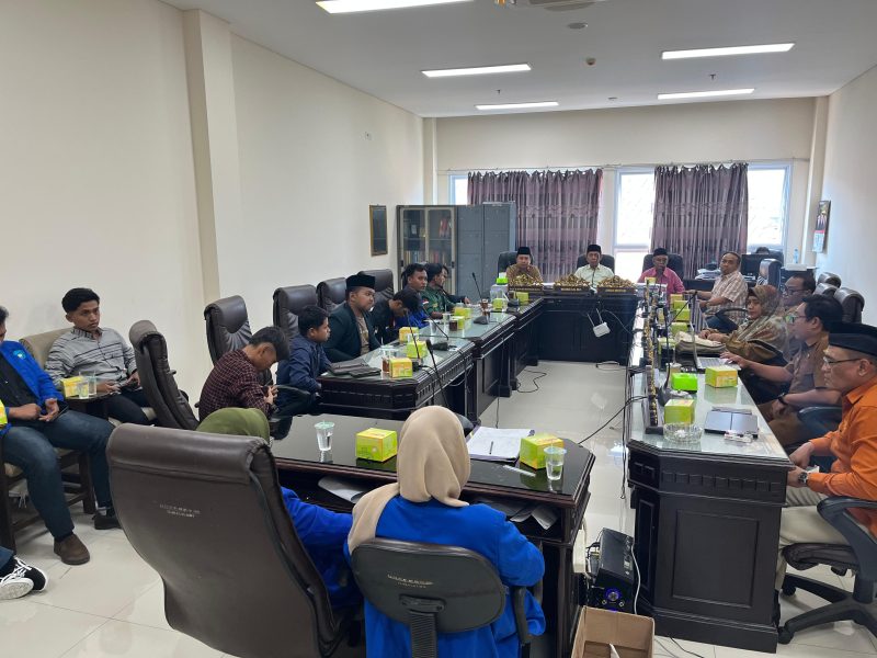 Suasana audiensi Aliansi BEM se-Kabupaten Sumenep bersama DPRD dan sejumlah OPD membahas polemik data bansos. DetakIndo.com 