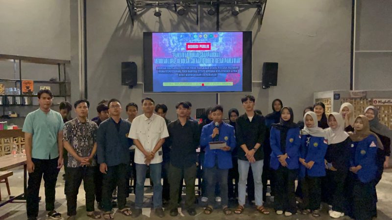 Sesi foto bersama Aliansi BEM madiun Pasca usai diskusi (DetakIndo.com)