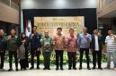 Ketua BEM Nusantara Jatim, Muhammad Zainnur Abdillah, berfoto bersama perwakilan Pemprov Jatim, Wali Kota Blitar, dan Koordinator Pusat BEM Nusantara usai pengukuhan kepengurusan baru. Foto/Qi.