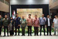 Ketua BEM Nusantara Jatim, Muhammad Zainnur Abdillah, berfoto bersama perwakilan Pemprov Jatim, Wali Kota Blitar, dan Koordinator Pusat BEM Nusantara usai pengukuhan kepengurusan baru. Foto/Qi.