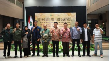 Ketua BEM Nusantara Jatim, Muhammad Zainnur Abdillah, berfoto bersama perwakilan Pemprov Jatim, Wali Kota Blitar, dan Koordinator Pusat BEM Nusantara usai pengukuhan kepengurusan baru. Foto/Qi.