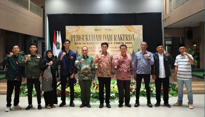 Ketua BEM Nusantara Jatim, Muhammad Zainnur Abdillah, berfoto bersama perwakilan Pemprov Jatim, Wali Kota Blitar, dan Koordinator Pusat BEM Nusantara usai pengukuhan kepengurusan baru. Foto/Qi.