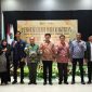 Ketua BEM Nusantara Jatim, Muhammad Zainnur Abdillah, berfoto bersama perwakilan Pemprov Jatim, Wali Kota Blitar, dan Koordinator Pusat BEM Nusantara usai pengukuhan kepengurusan baru. Foto/Qi.