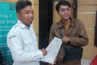 Aktivis Bumi Sumekar, Firdaus Maza, mengajukan permohonan keterbukaan informasi terkait realisasi anggaran Pilkada 2024 kepada Bawaslu Kabupaten Sumenep. Foto/di.