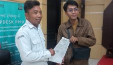 Aktivis Bumi Sumekar, Firdaus Maza, mengajukan permohonan keterbukaan informasi terkait realisasi anggaran Pilkada 2024 kepada Bawaslu Kabupaten Sumenep. Foto/di.