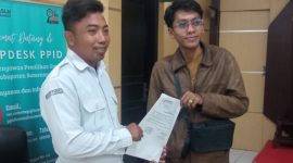 Aktivis Bumi Sumekar, Firdaus Maza, mengajukan permohonan keterbukaan informasi terkait realisasi anggaran Pilkada 2024 kepada Bawaslu Kabupaten Sumenep. Foto/di.