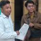 Aktivis Bumi Sumekar, Firdaus Maza, mengajukan permohonan keterbukaan informasi terkait realisasi anggaran Pilkada 2024 kepada Bawaslu Kabupaten Sumenep. Foto/di.