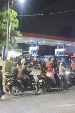 Stok BBM Kerap Kosong, Antrean Mengular di SPBU Ganding Diduga Imbas Pengiriman Lambat dan Pembelian Pakai Jeriken