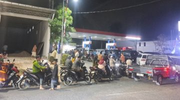 Dokumentasi Antrian Panjang di SPBU Ganding (For:DetakIndo.com)