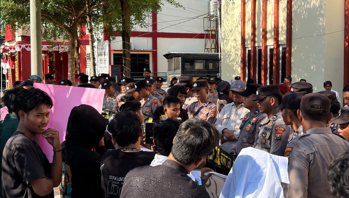 Massa aksi GMS di depan gedung inspektorat sumenep (DetakIndo.com).