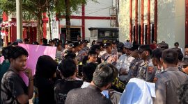 Massa aksi GMS di depan gedung inspektorat sumenep (DetakIndo.com).