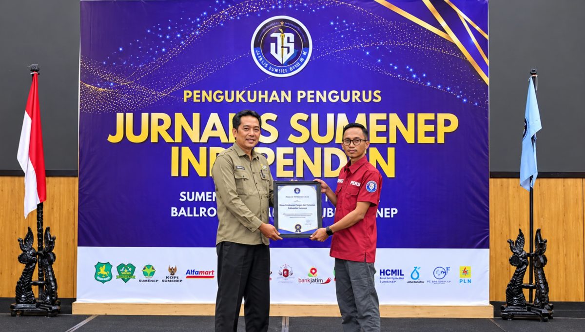 Perwakilan DKPP Sumenep menerima penghargaan JSI yang diberikan kepada Kepala DKPP Sumenep (DetakIndo.com).