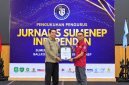 Perwakilan DKPP Sumenep menerima penghargaan JSI yang diberikan kepada Kepala DKPP Sumenep (DetakIndo.com).