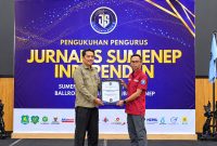 Perwakilan DKPP Sumenep menerima penghargaan JSI yang diberikan kepada Kepala DKPP Sumenep (DetakIndo.com).