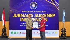 Perwakilan DKPP Sumenep menerima penghargaan JSI yang diberikan kepada Kepala DKPP Sumenep (DetakIndo.com).