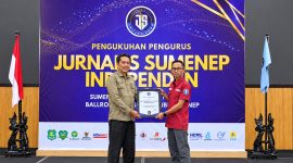 Perwakilan DKPP Sumenep menerima penghargaan JSI yang diberikan kepada Kepala DKPP Sumenep (DetakIndo.com).