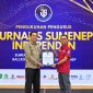 Perwakilan DKPP Sumenep menerima penghargaan JSI yang diberikan kepada Kepala DKPP Sumenep (DetakIndo.com).