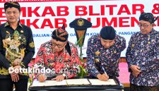 Penandatanganan Memorandum of Understanding (MoU) atau kesepakatan bersama, Pemerintah Kabupaten (Pemkab) Sumenep dengan Pemerintah Kabupaten Blitar di Pendopo Agung Sumenep (DetakIndo.com).