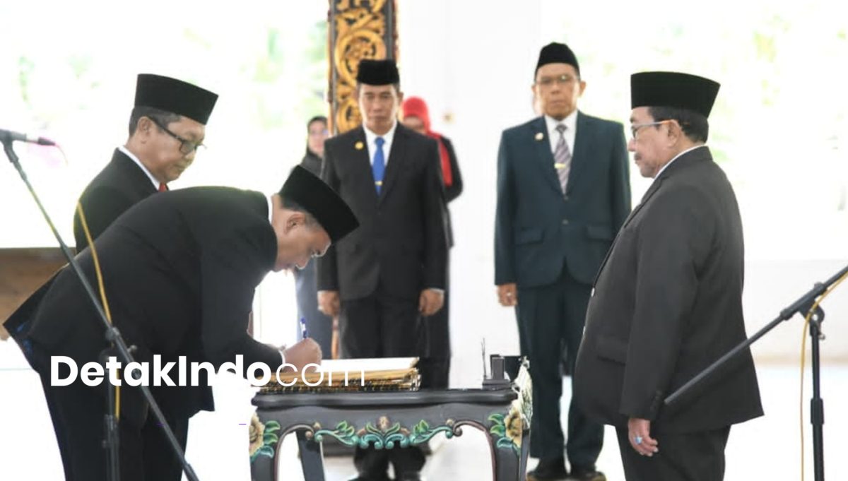 Wabup Sumenep KH. Imam Hasyim saat menghadiri pelantikan pejabat di Pendopo Agung Keraton Sumenep (Detakindo.com).