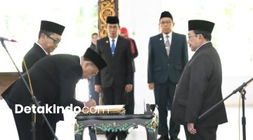 Wabup Sumenep KH. Imam Hasyim saat menghadiri pelantikan pejabat di Pendopo Agung Keraton Sumenep (Detakindo.com).