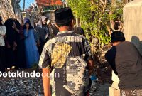 Pembuatan tempat pembakaran sampah di lingkungan Yayasan Nurul Hajar, Desa Banraas (Detakindo.com).