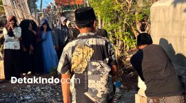 Pembuatan tempat pembakaran sampah di lingkungan Yayasan Nurul Hajar, Desa Banraas (Detakindo.com).