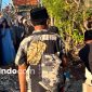 Pembuatan tempat pembakaran sampah di lingkungan Yayasan Nurul Hajar, Desa Banraas (Detakindo.com).