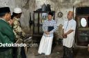 Anggota DPRD Sumenep Dr. H. M. Asy’ari Muthhar saat mengecek langsung kondisi rumah tidak layak huni milik warga di Desa Ketawang Laok, Minggu 20/9/2026 (Detakindo.com).