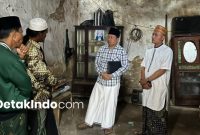 Anggota DPRD Sumenep Dr. H. M. Asy’ari Muthhar saat mengecek langsung kondisi rumah tidak layak huni milik warga di Desa Ketawang Laok, Minggu 20/9/2026 (Detakindo.com).
