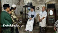 Anggota DPRD Sumenep Dr. H. M. Asy’ari Muthhar saat mengecek langsung kondisi rumah tidak layak huni milik warga di Desa Ketawang Laok, Minggu 20/9/2026 (Detakindo.com).
