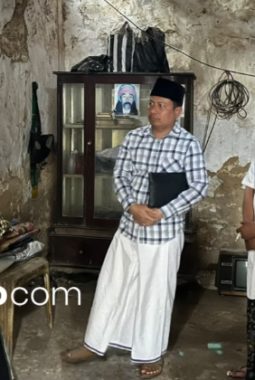 Masuk Desil 8, Warga Tinggal di Rumah Tak Layak; Anggota DPRD Sumenep Dr. H. M. Asy’ari Muthhar Turun Lapangan