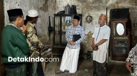 Anggota DPRD Sumenep Dr. H. M. Asy’ari Muthhar saat mengecek langsung kondisi rumah tidak layak huni milik warga di Desa Ketawang Laok, Minggu 20/9/2026 (Detakindo.com).