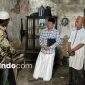 Anggota DPRD Sumenep Dr. H. M. Asy’ari Muthhar saat mengecek langsung kondisi rumah tidak layak huni milik warga di Desa Ketawang Laok, Minggu 20/9/2026 (Detakindo.com).
