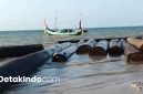 Sebatang kayu berukuran cukup besar ditemukan terdampar di pesisir Pantai Bicabbi, Kecamatan Dungkek, Kabupaten Sumenep, Madura, Jawa Timur (Detakindo.com).