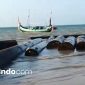 Sebatang kayu berukuran cukup besar ditemukan terdampar di pesisir Pantai Bicabbi, Kecamatan Dungkek, Kabupaten Sumenep, Madura, Jawa Timur (Detakindo.com).