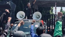 Aksi mahasiswa di Universitas Islam Negeri Sunan Ampel (UINSA) Surabaya kembali memanas Senin (21/9/2026) (Detakindo.com).