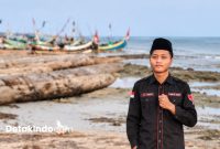 Presiden Mahasiswa Ma’had Aly Alkarimiyyah dan Anggota Aliansi BEM Sumenep (BEMSU), Ahmad Romdan Ketika Survei di lokasi (Detakindo.com).