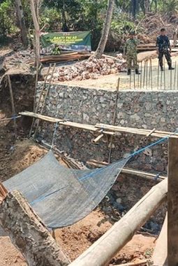 Dandim 0827/Sumenep Tinjau Langsung Pembangunan Jembatan Belimbing, Besi WF Segera Dipasang
