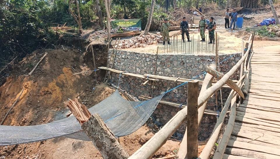 Dokumentasi Pembangunan Jembatan Belimbing (DeatakIndo.com).
